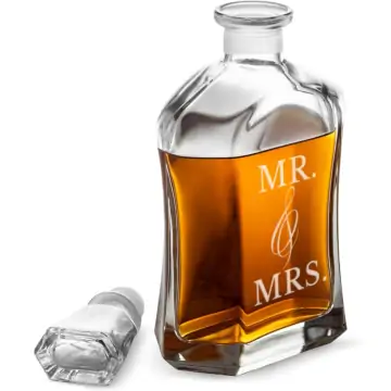 Personalized Glass Decanter 'Levi'  with Custom Message