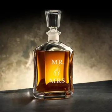 Personalized Glass Decanter 'Levi'  with Custom Message